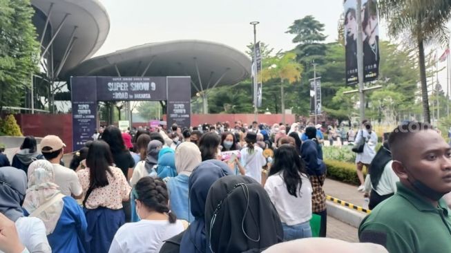 Suasana Jelang Konser Super Junior di ICE BSD, Tangerang Selatan pada Sabtu (17/9/2022) [Suara.com/Rena Pangesti]