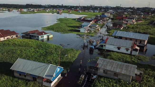 Foto udara sejumlah permukiman warga yang terendam banjir di kawasan Jalan Anoi, Palangka Raya, Kalimantan Tengah, Sabtu (17/9/2022). [ANTARA FOTO/Makna Zaezar/aww]
