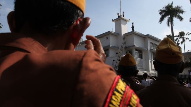 Sejumlah veteran menyaksikan adegan peristiwa perobekan bendera Belanda oleh para pejuang di Hotel Majapahit (dulu Hotel Yamato) Jalan Tunjungan, Surabaya, Jawa Timur, Minggu (18/9/2022). [ANTARA FOTO/Didik Suhartono/tom]