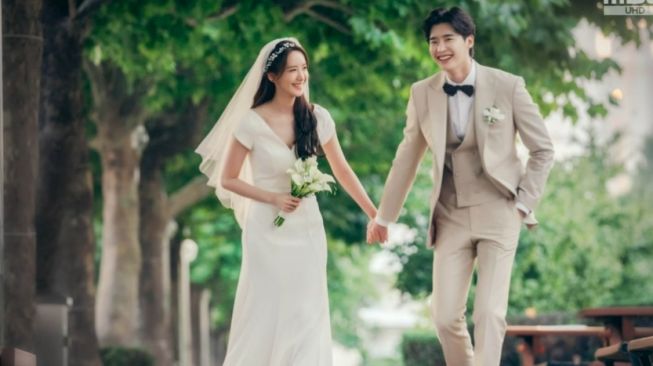 Selain Yoona, Berikut Aktris yang Pernah Berpasangan dengan Lee Jong Suk