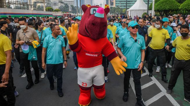 Menteri Pemuda dan Olahraga Zainudin Amali (ketiga kiri) bersama Ketua PSSI Mochamad Iriawan (ketiga kanan) berjalan bersama maskot Piala Dunia U-20 2023 Bacuya (tengah) saat parade perkenalan maskot Piala Dunia U-20 2023 pada Hari Bebas Kendaraan Bermotor atau Car Free Day (CFD) di kawasan Bunderan Hotel Indonesia, Jakarta, Minggu (18/9/2022). [ANTARA FOTO/Galih Pradipta/tom]