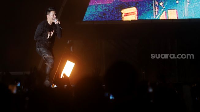 Vokalis Noah Ariel menghibur penggemarnya dalam Konser NOAH DekadeXperience di Plaza Parkir Barat JIExpo Kemayoran, Jakarta, Sabtu (18/9). [Suara.com/Oke Atmaja]