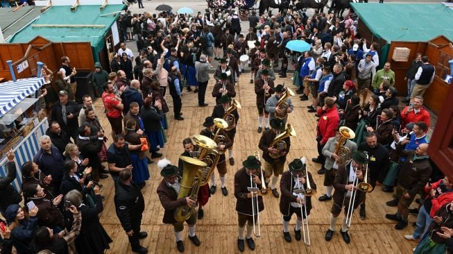 Musisi memainkan alat musik mereka saat acara festival bir Oktoberfest di lapangan pameran Theresienwiese di Munich, Jerman, Sabtu (17/9/2022). [Christof STACHE / AFP]
