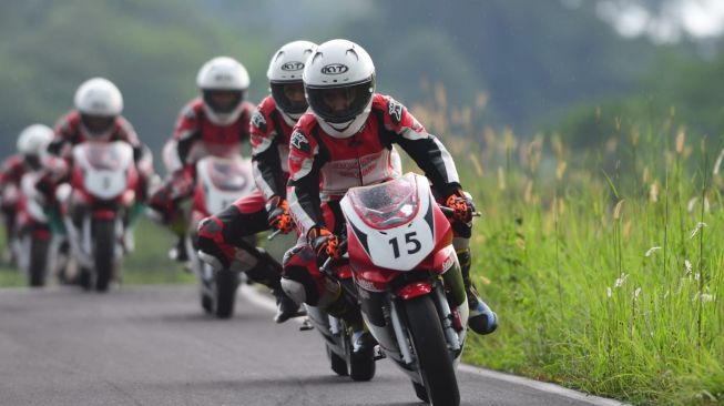 Para pembalap binaan Astra Honda Racing School tampak berlatih Sirkuit Bukit Peusar (Dok. AHM)