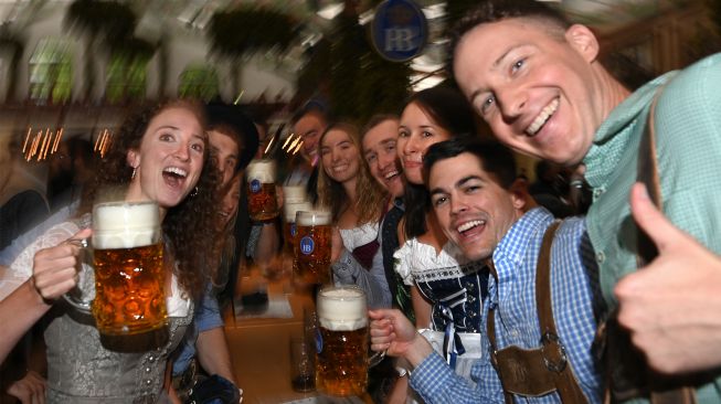 Sukacita Warga Jerman Menyambut Kembalinya Festival Bir Oktoberfest