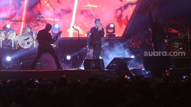 Grup band Noah berkolaborasi dengan grup band Burgekill menghibur penggemarnya dalam Konser NOAH DekadeXperience di Plaza Parkir Barat JIExpo Kemayoran, Jakarta, Sabtu (18/9). [Suara.com/Oke Atmaja]