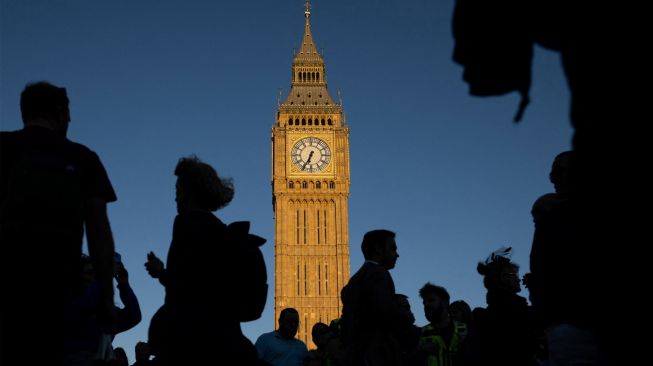 Masyarakat mengantri untuk memberi penghormatan kepada mendiang Ratu Elizabeth II yang terbaring di Westminster Hall, London, Inggris, Jumat (16/9/2022). [LOIC VENANCE / AFP]
