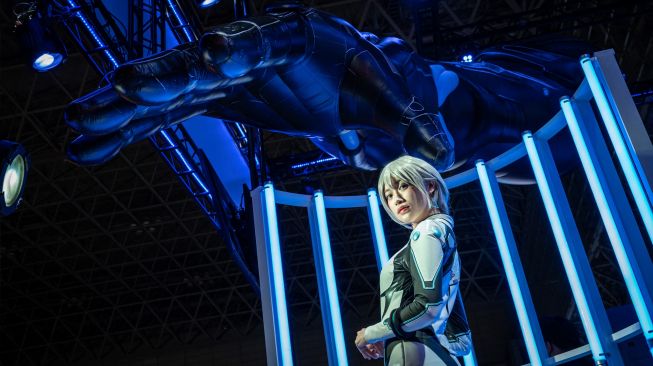 Seorang cosplayer berpose saat acara Tokyo Game Show di prefektur Chiba, Tokyo, Jepang, Kamis (15/9/2022). [Yuichi YAMAZAKI/AFP]