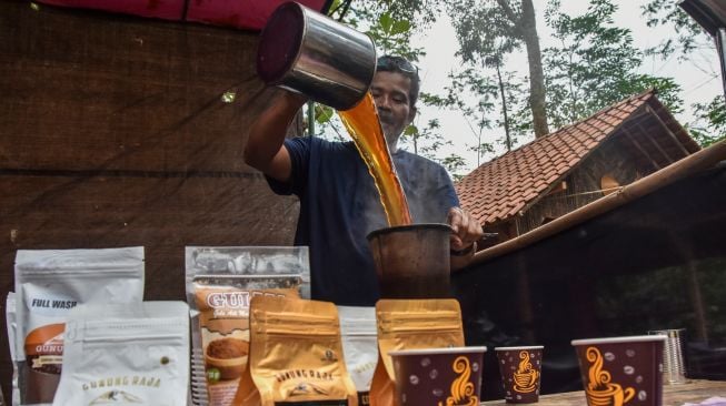 Barista membuat kopi tarik pada Festival Coffee Rajadesa Art and Culture di Bumi Perkemahan Rangga Mandala Gunung Gede, Desa Purwaraja, Kecamatan Rajadesa, Kabupaten Ciamis, Jawa Barat, Sabtu (17/9/2022). [ANTARA FOTO/Adeng Bustomi/aww]