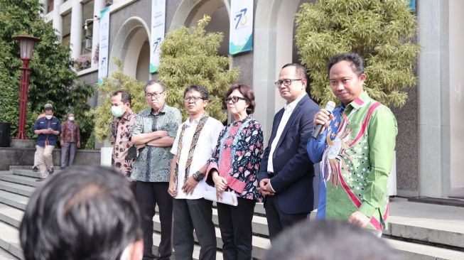 Sejumlah rektor perguruan tinggi menyatakan seruan moral Pemilu Berkualitas dan Demokrasi Bermartabat, di Balairung UGM, Sabtu (17/9/2022). Nampak dalam gambar Rektor UIN Sunan Kalijaga Jogja, Prof.Al Makin sedang menyampaikan keterangannya di hadapan jurnalis. - (SuaraJogja.id/HO-Humas dan Protokol UGM)