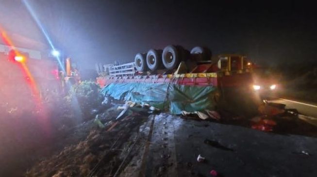 Kecelakaan di Tol Tangerang-Merak KM 88, Mobil Truk Terguling Diduga Akibat Rem Blong