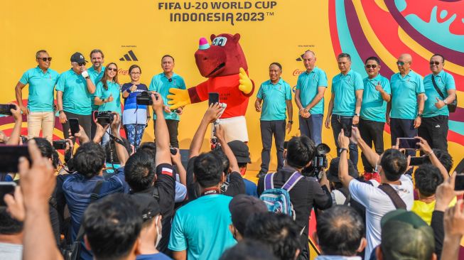 Menteri Pemuda dan Olahraga Zainudin Amali (keenam kanan) bersama Ketua PSSI Mochamad Iriawan (keenam kiri) berfoto dengan maskot Piala Dunia U-20 2023 Bacuya (tengah) saat parade perkenalan maskot Piala Dunia U-20 2023 pada Hari Bebas Kendaraan Bermotor atau Car Free Day (CFD) di kawasan Bunderan Hotel Indonesia, Jakarta, Minggu (18/9/2022). [ANTARA FOTO/Galih Pradipta/tom]