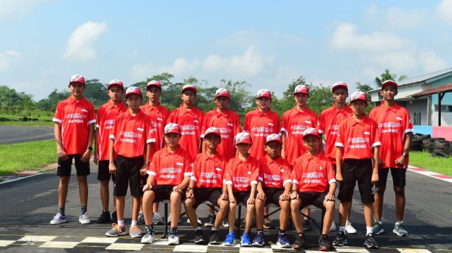 Program pembinaan pembalap muda, Astra Honda Racing School (AHRS) memasuki pembinaan awal yang berlangsung di Sirkuit Bukit Peusar, Tasikmalaya, Jawa Barat pada 13-15 September 2022. 16 siswa AHRS ini mendapatkan pelatihan dasar komunikasi di arena balap serta beradaptasi dengan Honda NSF100. (Dok. AHM)