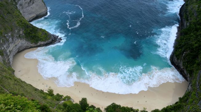 Wisatawan mengunjungi Pantai Kelingking, Nusa Penida, Klungkung, Bali, Sabtu (17/9/2022). [ANTARA FOTO/Fikri Yusuf/aww