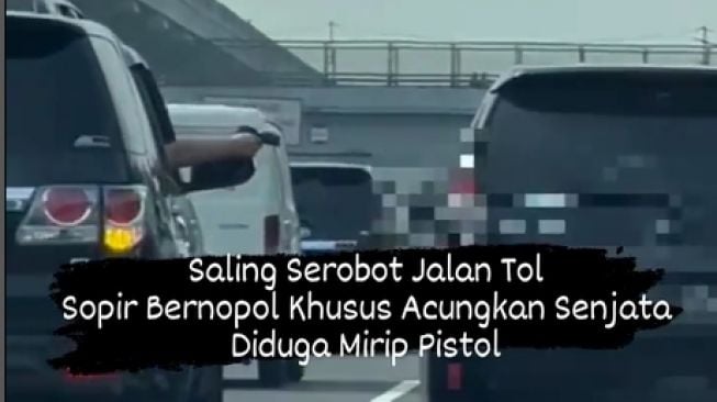 Beredar video viral yang merekam pengemudi mobil berplat nomor khusus pemerintah menodongkan pistol ke penumpang mobil lain di jalan tol. [Instagram]