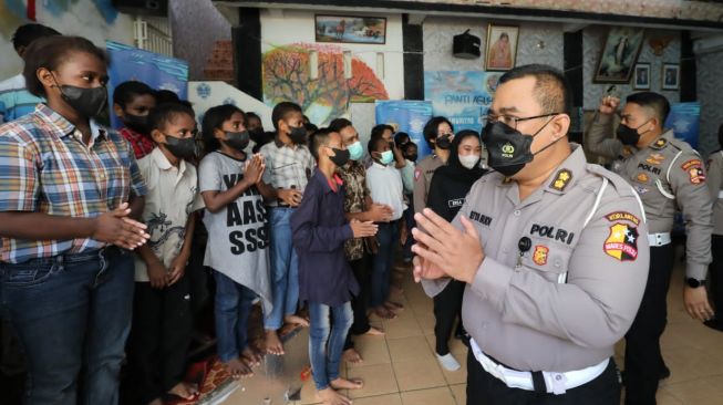 Korlantas Bagikan Paket Sembako ke Anak-Anak Panti Asuhan