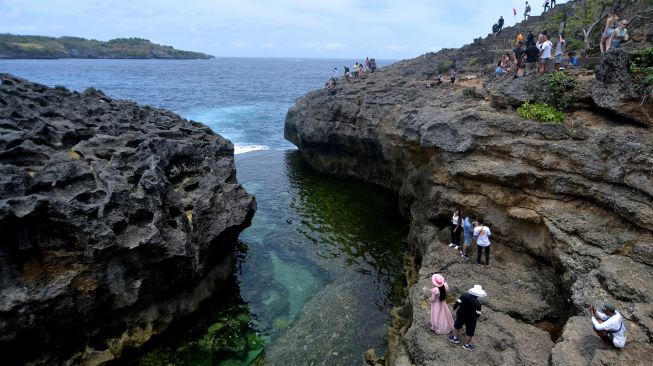  Wisatawan mengunjungi destinasi wisata Angel's Billabong di Nusa Penida, Klungkung, Bali, Sabtu (17/9/2022). [ANTARA FOTO/Fikri Yusuf/aww]