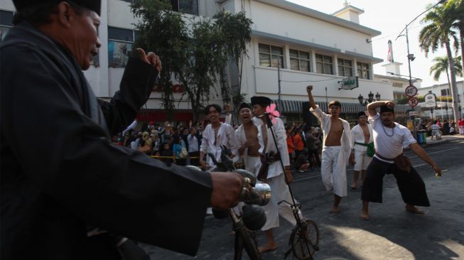 Warga memainkan drama kolosal peringatan peristiwa perobekan bendera Belanda oleh para pejuang di Hotel Majapahit (dulu Hotel Yamato) Jalan Tunjungan, Surabaya, Jawa Timur, Minggu (18/9/2022). [ANTARA FOTO/Didik Suhartono/tom]
