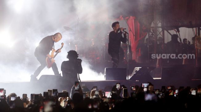 Grup band Noah berkolaborasi dengan grup band Burgekill menghibur penggemarnya dalam Konser NOAH DekadeXperience di Plaza Parkir Barat JIExpo Kemayoran, Jakarta, Sabtu (18/9). [Suara.com/Oke Atmaja]