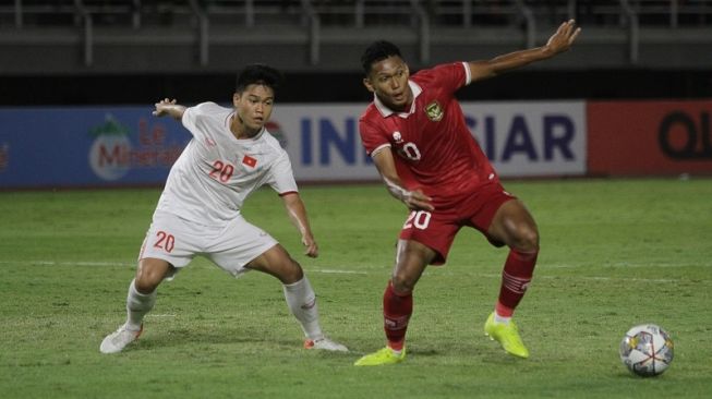 Pesepak bola Timnas Indonesia U-20, Ginanjar Wahyu (kanan) berebut bola dengan pesepak bola Vietnam U-20, Nguyen Duc Anh saat pertandingan babak kualifikasi Piala Asia U-20 2023 Grup F di Stadion Gelora Bung Tomo, Surabaya, Jawa Timur, Minggu (18/9/2022). [ANTARA FOTO/Moch Asim]