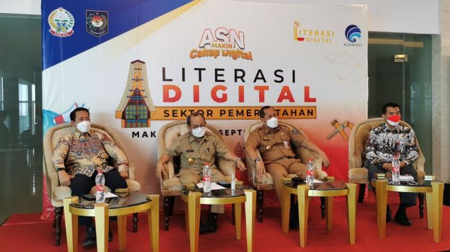 Untuk meningkatkan pemahaman literasi digital agar Aparatur Sipil Negara (ASN) di Indonesia makin Cakap Digital, Kementerian Komunikasi dan Informatika RI (Kemenkominfo) dan Badan Pengembangan Sumber Daya Manusia (BPSDM) Kementerian Dalam Negeri menggelar literasi digital sektor pemerintahan untuk ASN di Provinsi Sulawesi Selatan (Sulsel).