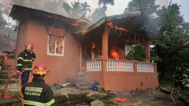 Satu Rumah di Padang Terbakar, 6 Mobil Pemadam Kebakaran Dikerahkan