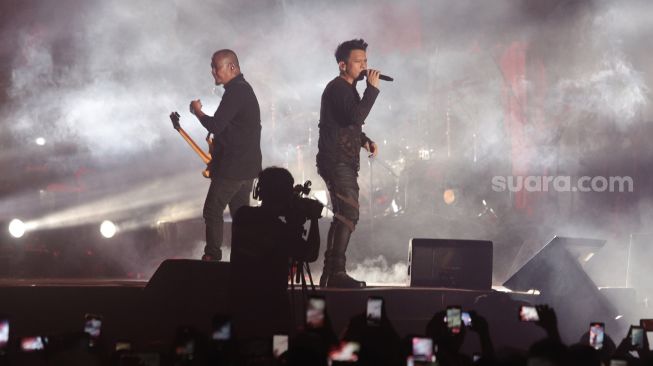 Grup band Noah berkolaborasi dengan grup band Burgekill menghibur penggemarnya dalam Konser NOAH DekadeXperience di Plaza Parkir Barat JIExpo Kemayoran, Jakarta, Sabtu (18/9). [Suara.com/Oke Atmaja]