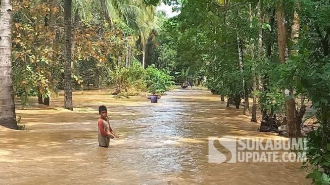Dikepung Banjir dengan Ketinggian hingga 1 Meter, Warga Ciemas Sukabumi Butuh Perahu Karet Secepatnya