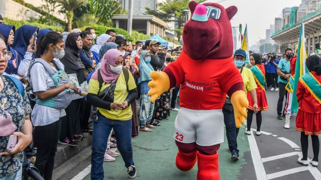 Maskot Piala Dunia U-20 2023 Bacuya (kanan) saat parade perkenalan maskot Piala Dunia U-20 2023 pada Hari Bebas Kendaraan Bermotor atau Car Free Day (CFD) di kawasan Bunderan Hotel Indonesia, Jakarta, Minggu (18/9/2022). [ANTARA FOTO/Galih Pradipta/tom]
