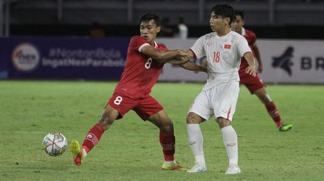 Pesepakbola Timnas Indonesia U-20, Arkhan Fikri (kiri) berebut bola dengan pesepakbola Vietnam U-20, Dinh Xuan Tien saat pertandingan babak kualifikasi Piala Asia U-20 2023 Grup F di Stadion Gelora Bung Tomo, Surabaya, Jawa Timur, Minggu (18/9/2022) malam. [ANTARA FOTO/Moch Asim]