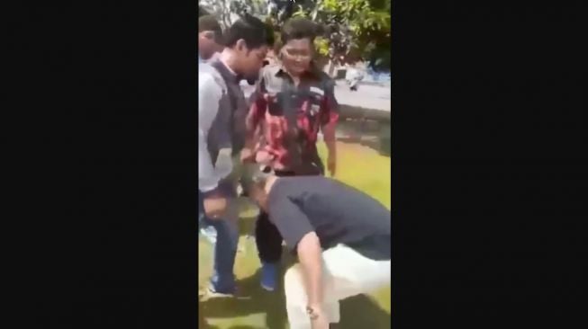 Oknum Pemuda Pancasila Ikut Campur dan Tendang Kemaluan Pria Cekcok, Tuai Kecaman Netizen