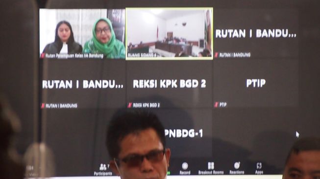 Minta Dibebaskan dari Tuntutan, Sambil Menangis Ade Yasin Sebut Keadilan Harus Tegak