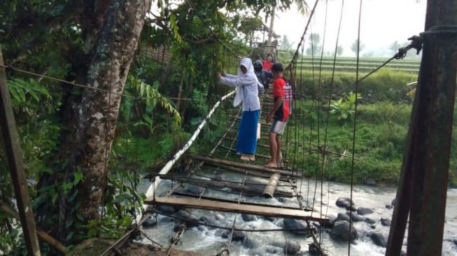 Miris, Pelajar di Cianjur Bertaruh Nyawa Demi Bisa Sekolah, Bergelantungan di Jembatan Yang Nyaris Putus