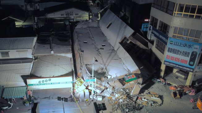 Pemandangan dari udara menunjukkan bangunan yang runtuh akibat gempa bumi di Hualien, Taiwan, Minggu (18/9/2022). [Sam Yeh / AFP]
