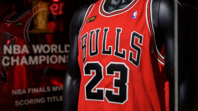 Penampakan Jersey 'The Last Dance' NBA Finals 1998 yang dikenakan Michael Jordan saat ditampilkan pada lelang 'Invictus' Sotheby, di New York, Amerika Serikat, Selasa (6/9/2022). [ANGELA WEISS / AFP]