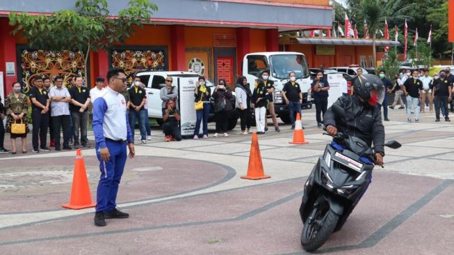 Kegiatan Safety Riding pada Festival Indonesia Ayo Aman Berlalu Lintas 2022 yang dilaksanakan di Universitas Balikpapan, Minggu (18/9/2022), diikuti sekitar 500 peserta [PT Astra International Tbk].