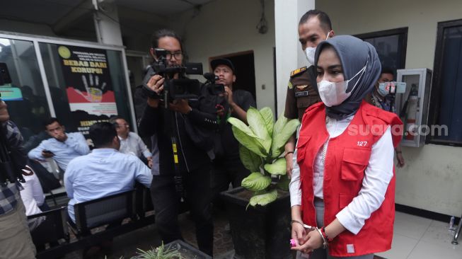 Medina Zein bersiap menjalani sidang tuntutan di Pengadilan Negeri Jakarta Selatan, Jakarta, Senin (19/9). [Suara.com/Oke Atmaja]