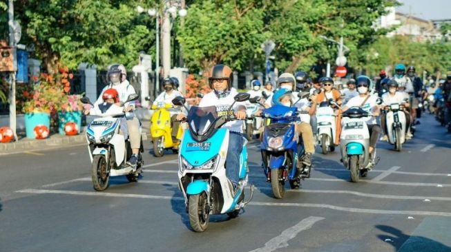 Konvoi 150 unit motor listrik yang diikuti PLN Grup Jawa Timur dan Komunitas Electric Vehicle (EV) dari Kantor PLN Embong Trengguli menuju lokasi Car Free Day (CFD) di Jalan Raya Darmo, Kota Surabaya, Minggu (18/9/2022) [ANTARA/HO-PLN].