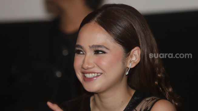 Syifa Hadju cantik dibalut busana serba hitam saat ditemui di XXI Epicentrum, Jakarta Selatan, Senin (19/9/2022). [Suara.com/Oke Atmaja]