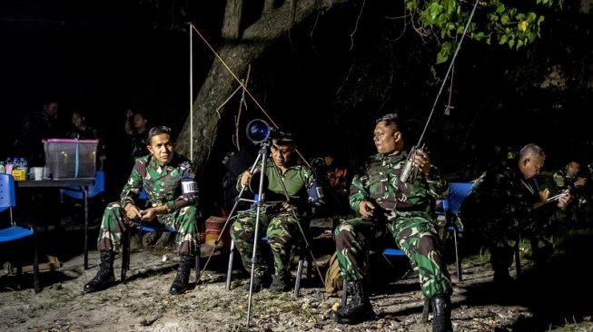 Komandan Puskopaska Laksamana Pertama Y. Bramantyo (kiri) didampingi Dirops Puskopaska Kolonel (P) Johan Wahyudi (kanan) dan Dansekopaska Lekol (P) Wido Dwi Nugraha (tengah) saat menyaksikan Latihan Operasi Dukungan Pasukan Khusus di Pulau Damar, Jakarta, Senin (19/9/2022) dini hari. [ANTARA FOTO/Muhammad Adimaja /foc].