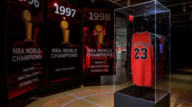 Penampakan Jersey 'The Last Dance' NBA Finals 1998 yang dikenakan Michael Jordan saat ditampilkan pada lelang 'Invictus' Sotheby, di New York, Amerika Serikat, Selasa (6/9/2022). [ANGELA WEISS / AFP]