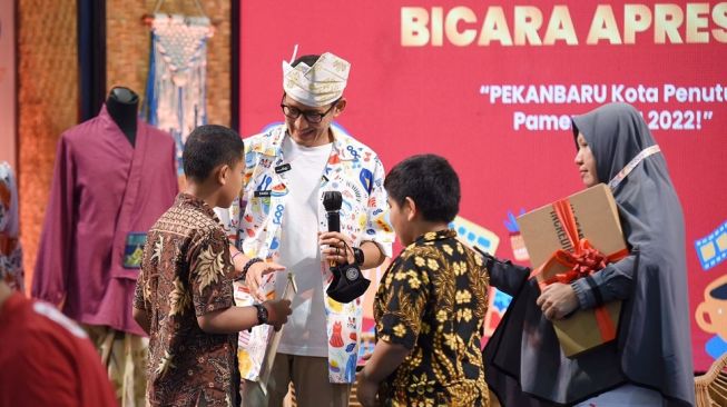 Sandiaga Bantu Penjahit yang Berjuang Biayai Sekolah Anak-anak Disabilitas