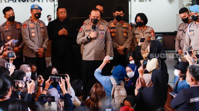 Kadiv Humas Polri Irjen Pol Dedi Prasetyo (tengah) memberikan keterangan pers terkait hasil sidang banding kode etik Polri terhadap mantan Kepala Divisi Propam Polri Ferdy Sambo di Gedung TNCC Polri, Jakarta Selatan, Senin (19/9/2022). [Suara.com/Alfian Winanto]