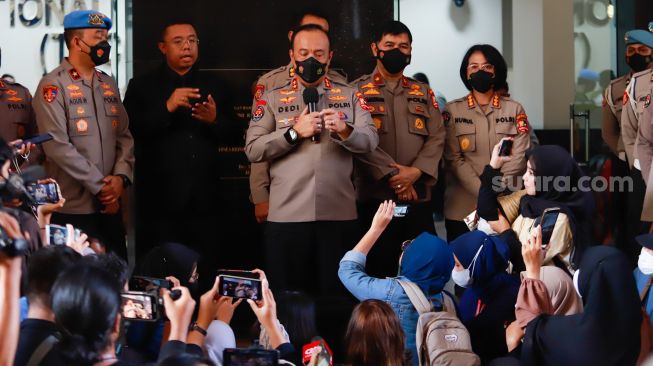 Kadiv Humas Polri Irjen Pol Dedi Prasetyo (tengah) memberikan keterangan pers terkait hasil sidang banding kode etik Polri terhadap mantan Kepala Divisi Propam Polri Ferdy Sambo di Gedung TNCC Polri, Jakarta Selatan, Senin (19/9/2022). [Suara.com/Alfian Winanto]