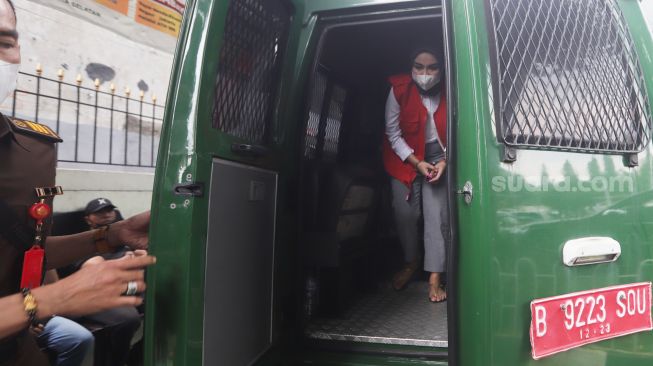 Medina Zein diantar dengan mobil tahanan bersiap menjalani sidang tuntutan di Pengadilan Negeri Jakarta Selatan, Jakarta, Senin (19/9/2022). [Suara.com/Oke Atmaja]