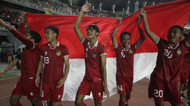 Sejumlah pesepak bola Indonesia melakukan selebrasi usai menang melawan tim Vietnam pada pertandingan babak kualifikasi Piala Asia U-20 2023 Grup F di Stadion Gelora Bung Tomo, Surabaya, Jawa Timur, Minggu (18/9/2022). [ANTARA FOTO/Moch Asim/nz]
