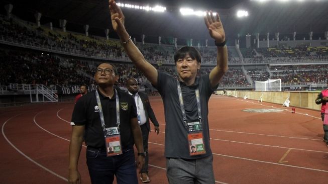 Pelatih Timnas Indonesia U-20, Shin Tae-yong (kanan) menyapa para suporter usai kemenangan lawan Vietnam di Kualifikasi Piala Asia U-20 2023 Grup F di Stadion Gelora Bung Tomo, Surabaya, Jawa Timur, Minggu (18/9/2022). [ANTARA FOTO/Moch Asim]