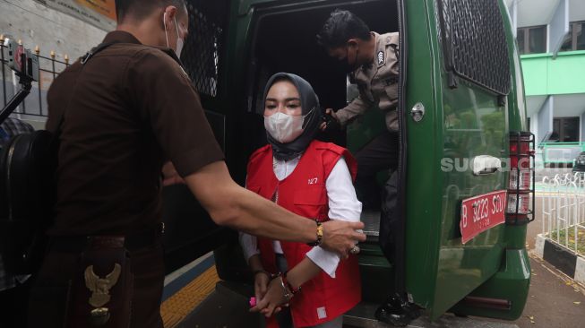 Medina Zein bersiap menjalani sidang tuntutan di Pengadilan Negeri Jakarta Selatan, Jakarta, Senin (19/9). [Suara.com/Oke Atmaja]