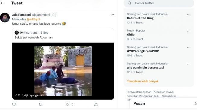 Sejumlah Orang Salat di Tengah Banjir, Videonya Menuai Perdebatan