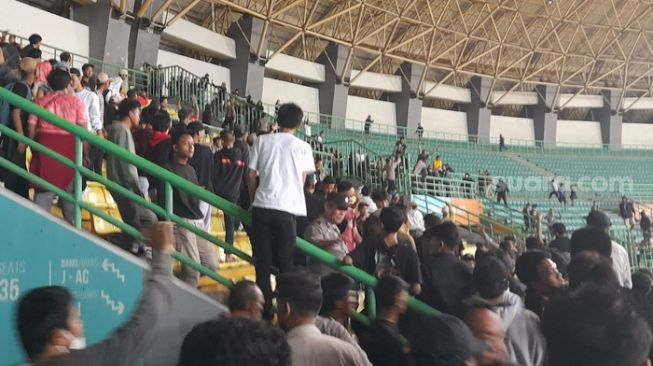 Kronologi Ricuh Laga FC Bekasi City vs PSIM: Suporter Saling Ejek, Lempar Keramik, hingga Ribut di Luar Stadion